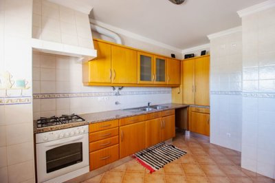 Kitchen (Large).jpg