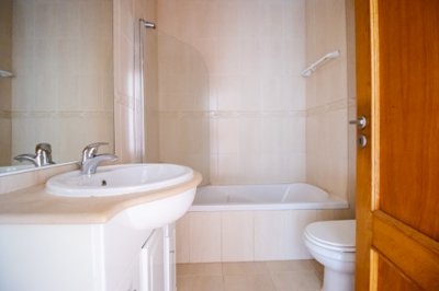 Bathroom (Large).jpg