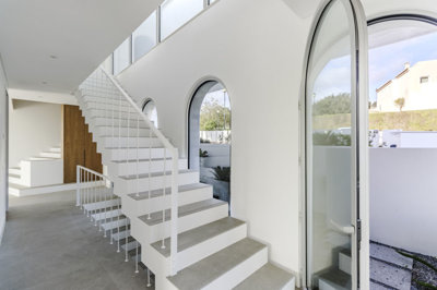 staircase to bedrooms.jpg