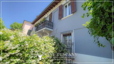 Villa-for-sale-in-Barga-Tuscany-Italy-4