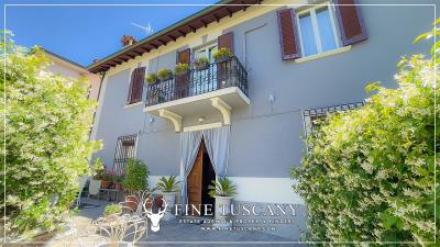 Villa-for-sale-in-Barga-Tuscany-Italy-7