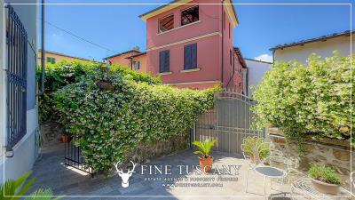 Villa-for-sale-in-Barga-Tuscany-Italy-12