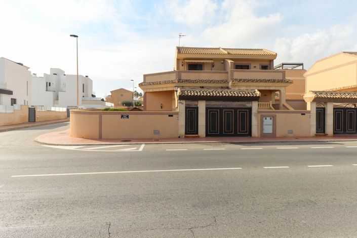 Image No.1-4 Bed Villa for sale