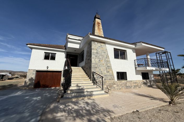 Image No.1-6 Bed Villa for sale