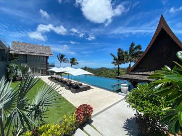 Villa-Suralai-Poolside-Loungers