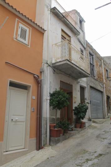 Image No.1-3 Bed Townhouse for sale