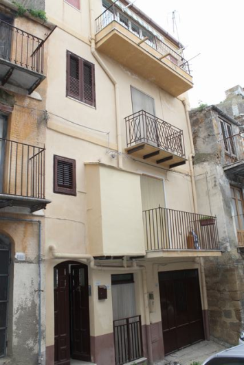 Image No.1-3 Bed Townhouse for sale