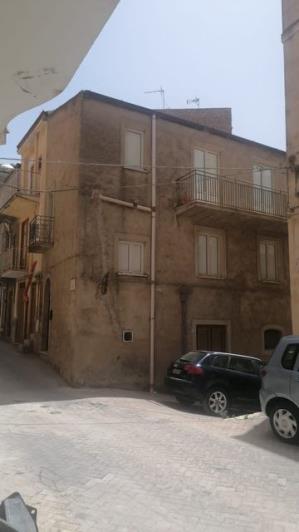 Image No.1-4 Bed Townhouse for sale