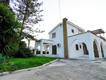 Detached Villa For Sale  in  Oroklini Tourist Area