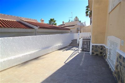 48305stylishandspacious5bedroomdetachedvilla1