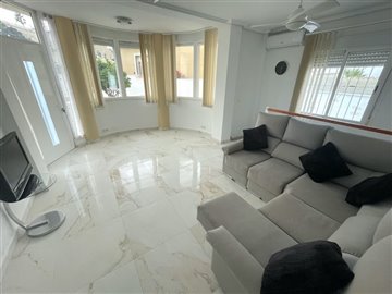 48305stylishandspacious5bedroomdetachedvilla1