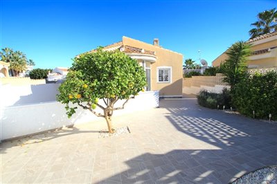 48305stylishandspacious5bedroomdetachedvilla1