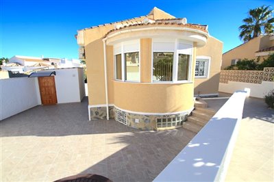 48305stylishandspacious5bedroomdetachedvilla1