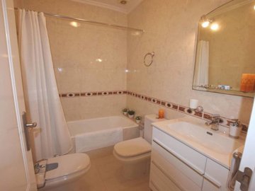 48650fabulous2bedroomapartmentwithprivatesola