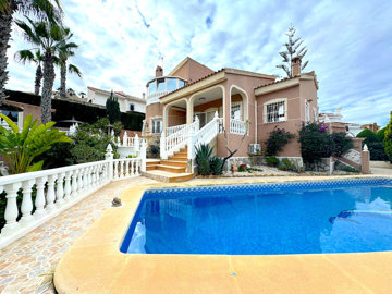 48732spacious3bedroomvillawithagolfcourseback