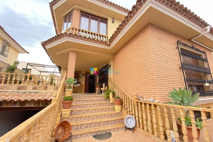 Image No.1-6 Bed Villa for sale