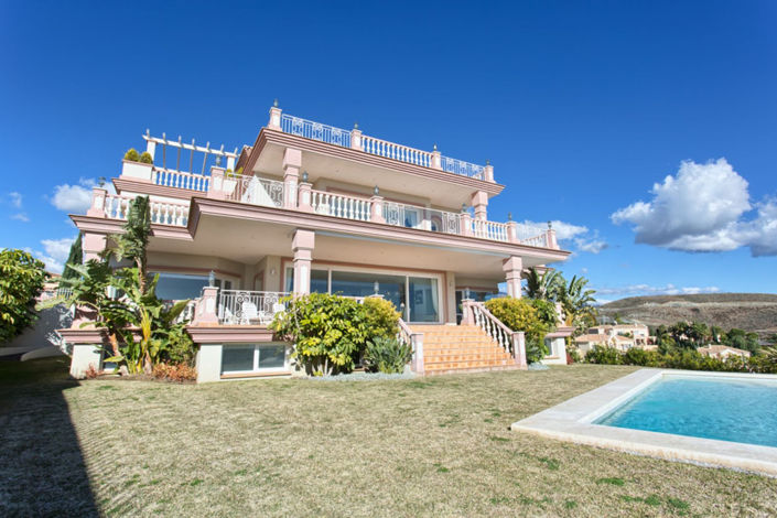 Image No.1-8 Bed Villa for sale