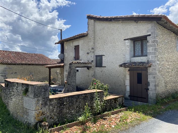 2 Bedrooms village house for sale in Ribérac - £66345 (Ref: AP2754563)