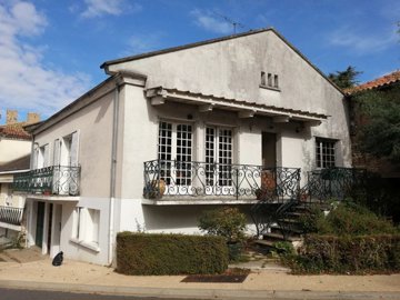 1 - Charroux, Maison