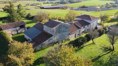 1 - Courcôme, Village House