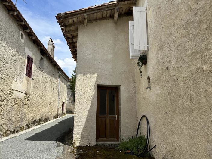 Image No.1-Maison de village à vendre à Champagne-et-Fontaine