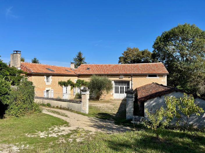 Image No.1-Ferme de 8 chambres à vendre à Charente