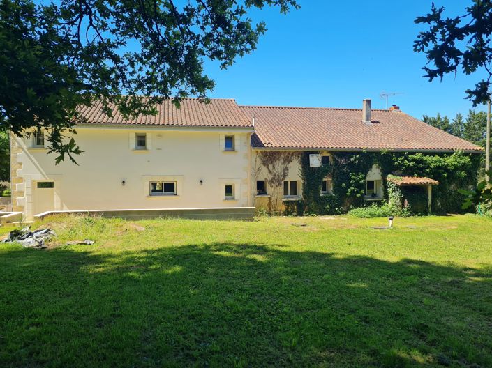 Image No.1-Maison de 7 chambres à vendre à Saint-Angeau