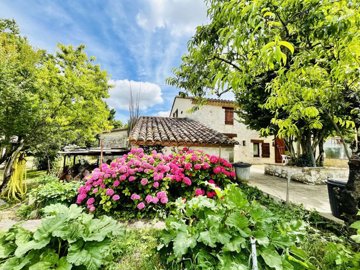 1 - Douzains, Maison de village