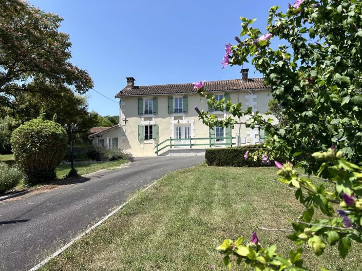 Image No.1-Maison de 4 chambres à vendre à Charente