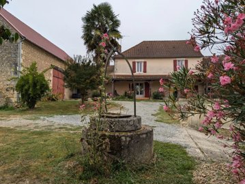 1 - Concremiers, Village House