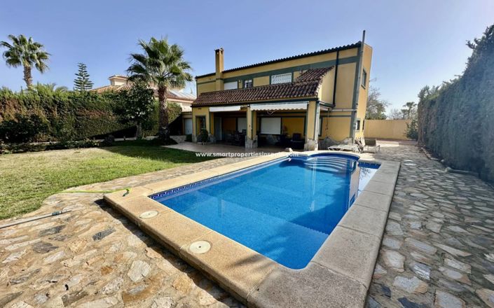 Image No.1-6 Bed Villa for sale