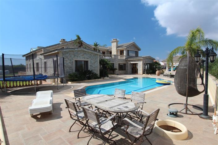 Image No.1-6 Bed Villa for sale