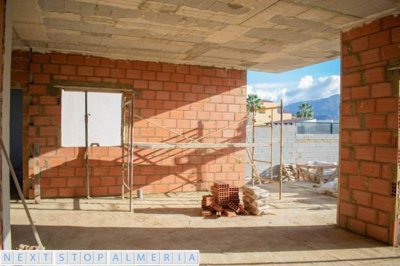 Kitchen & dining area