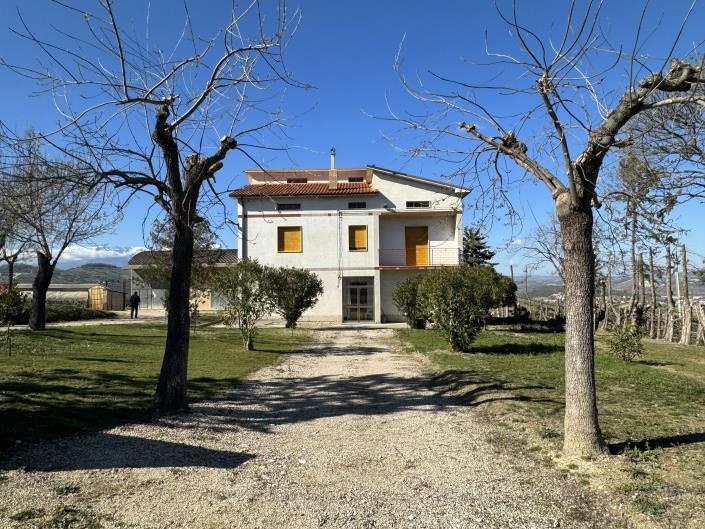 Image No.1-Ferme de 6 chambres à vendre à Atessa