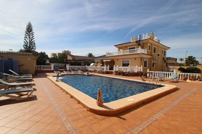 Image No.1-6 Bed Villa for sale