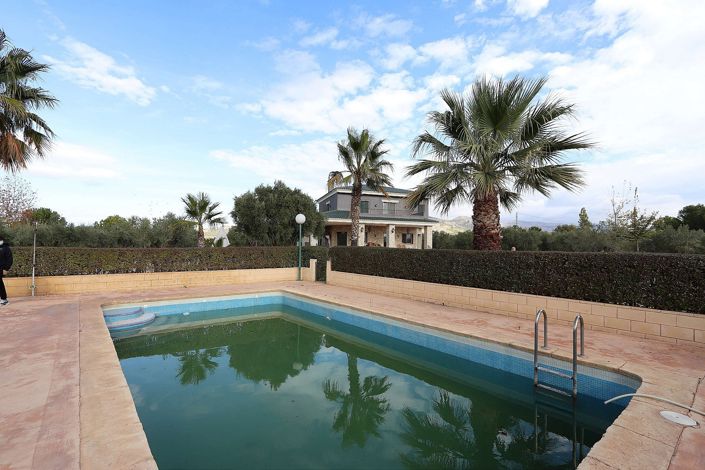 Image No.1-6 Bed Villa for sale