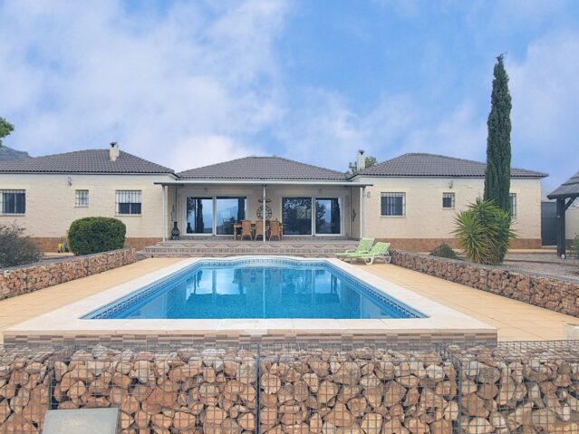 Image No.1-6 Bed Villa for sale