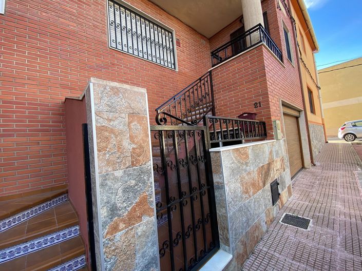 Image No.1-4 Bed Townhouse for sale