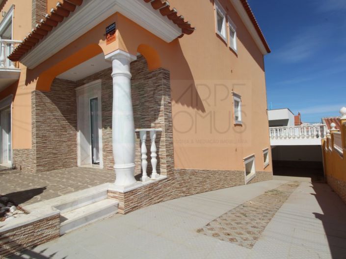 Image No.1-4 Bed House for sale