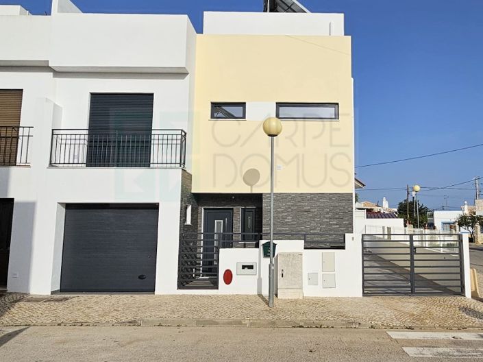 Image No.1-3 Bed House for sale