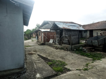 house-with-big-yard-and-a-lot-of-outbuildings