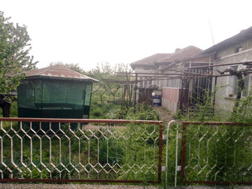 house-with-big-yard-and-a-lot-of-outbuildings