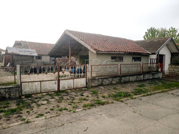 house-with-big-yard-and-a-lot-of-outbuildings