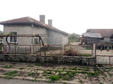 house-with-big-yard-and-a-lot-of-outbuildings