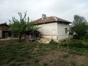 house-with-big-yard-and-a-lot-of-outbuildings