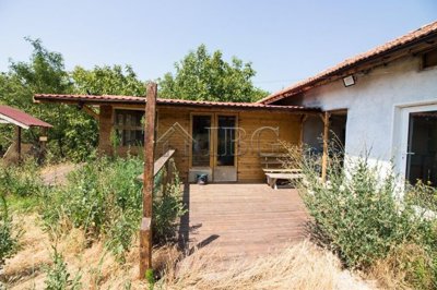 1-bed-renovated-bungalow-with-big-garden-near