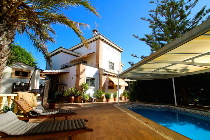 Image No.1-6 Bed Villa for sale