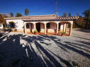 1090-villa-for-sale-in-canillas-de-aceituno-3