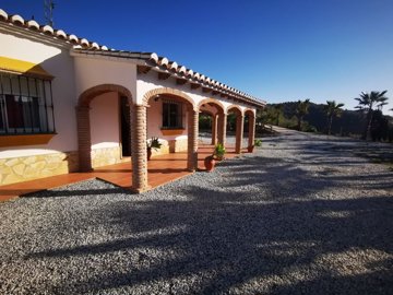 1090-villa-for-sale-in-canillas-de-aceituno-3