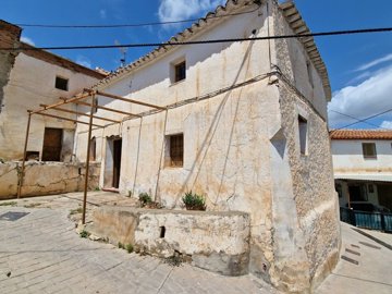 1111-village-house-for-sale-in-los-romanes-32